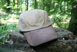 Casquette en cire avec visière en cuir noir